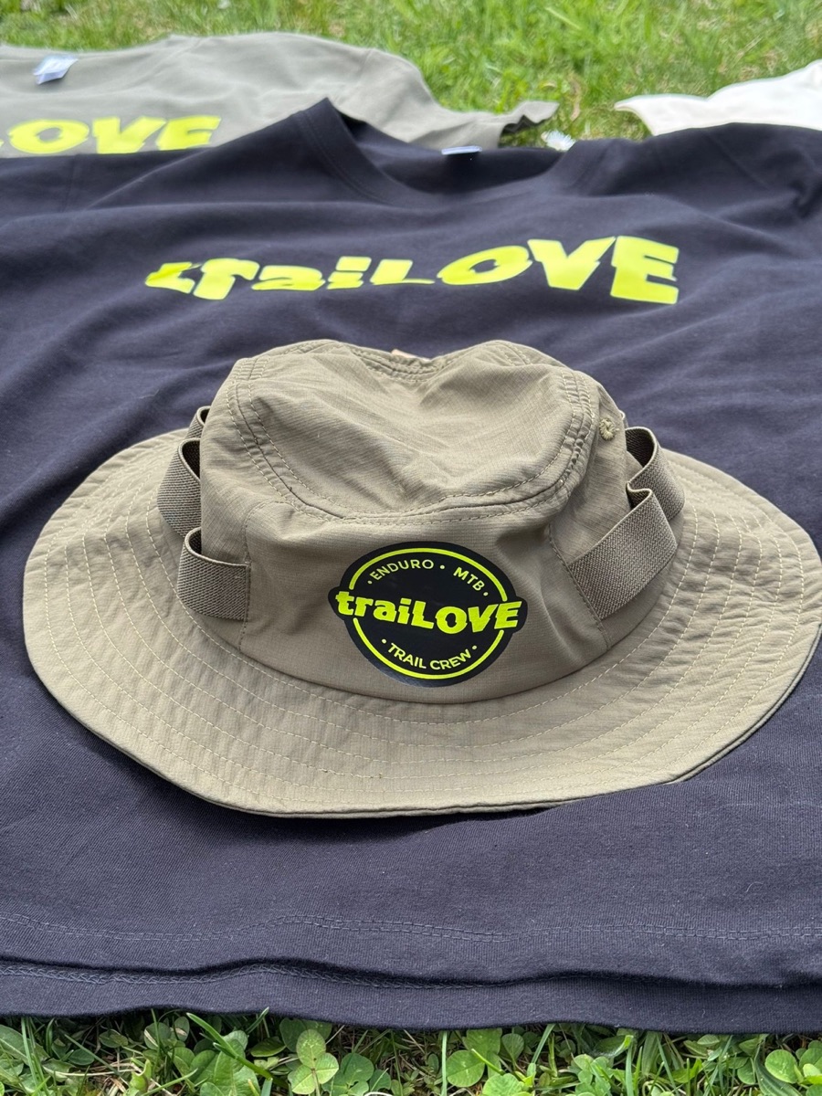 traiLOVE merch